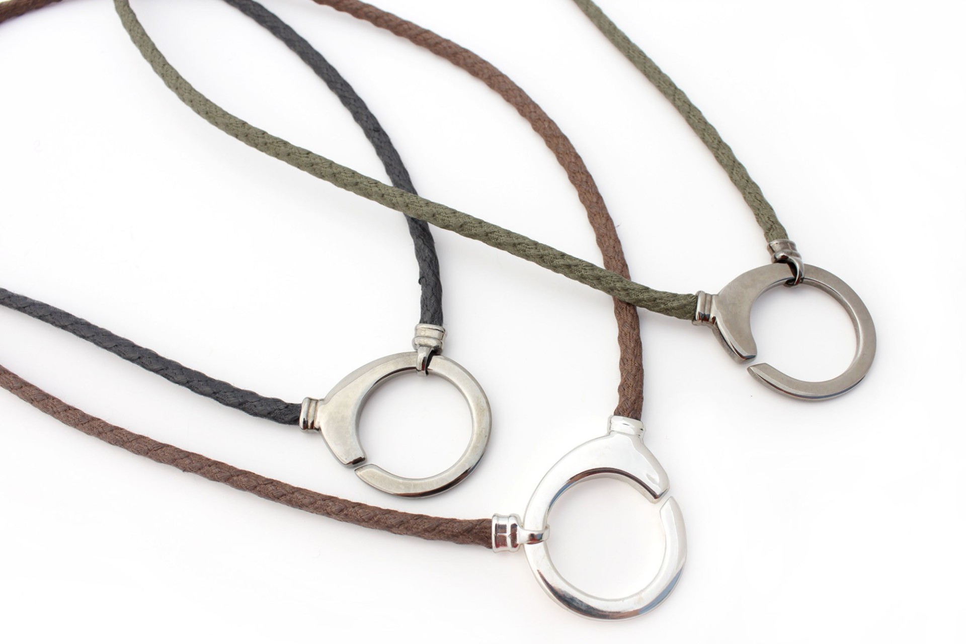 Pendentifs en métal et coton