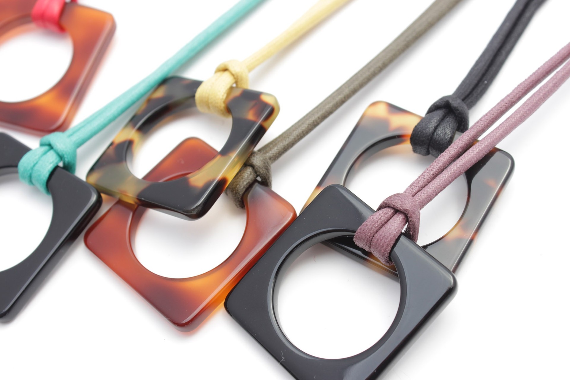 Pendentifs en acétate et coton